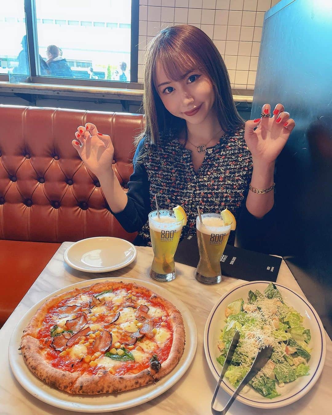 橘芹那のインスタグラム：「@800degrees_japan #800degreespizza   好きなピッツァをトッピング沢山選べて 自分のオリジナルの作れるの楽しい🤤🍕💕 コーンあると可愛くなった🌽笑 作るのめちゃくちゃ早いし駅近で便利✌️ レモネードビア飲んだよ🍺🍋  きのこのトリュフチーズブレッドが SOLDOUTだったからリベンジしたい🥴✨  #新宿グルメ #新宿ランチ #新宿カフェ #新宿デート #食べログ高評価 #イタリアン #ピザ #ナポリピッツァ #食べるの好きな人と繋がりたい #いっぱい食べる君が好き #ダイエットは明日から #ゴールデンウィーク #いいね #いいね返し #おすすめ #また行きたいお店 #美味しかった #instagood #instalunch #800degrees #pizza #pizzalover #napolipizza #shinjuku」