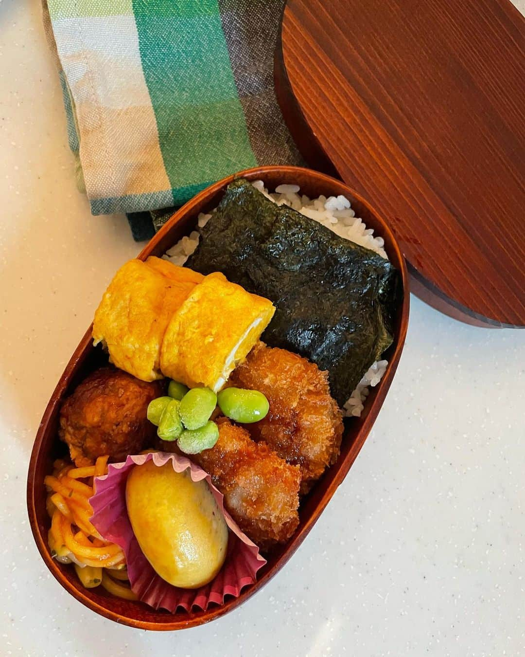 榊ゆりこさんのインスタグラム写真 - (榊ゆりこInstagram)「息子の弁当🍱この間カニカマ入れたら入れないでって言われたので茶色😅 #弁当#茶色い弁当 #わっぱ弁当 #まげわっぱ #まげわっぱ弁当 #息子の弁当#のりべん」5月1日 10時42分 - yuricosakaki