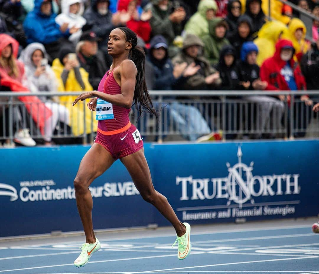 ダリラ・ムハマドのインスタグラム：「53.88 — WORLD LEAD‼️🌎  The Olympic and World Champion, @dalilahmuhammad_ opens her 2022 400m hurdle season with a bang at the @drakerelays 👊💥  📸: @loganmurray.photo」