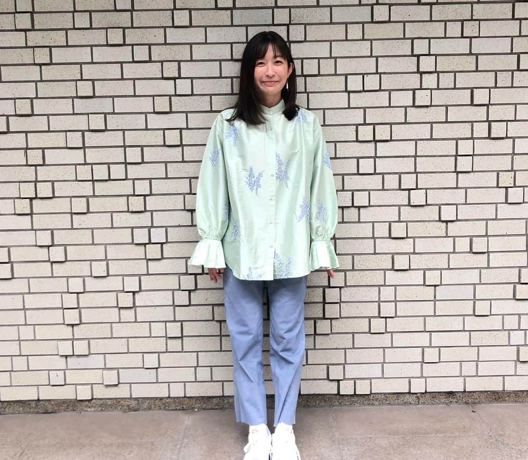 小野真弓さんのインスタグラム写真 - (小野真弓Instagram)「おはようございます😆☁️🌸 ハルくんです🐶🐾  おり様、、 復活宣言＼(^ω^)／✨  とうとう、膵炎をやっつけてやったのだ😤 三週間、、 長いたたかいだったぜぇ、、😞  みなちゃま、 応援してくれてありがとう😢💓  おかーさん！！！ ぼくの3週間分のご飯を〜 全部くれ😋一気に食べてやるのだ😤 あさんぽも連れてってやるよ🍀  おり様についてくるのだーーー わんわわーん😆🐾  #チワマル#ハルくん #復活#膵炎#体力回復がんばろね #ご飯も少しづつね #気持ちだけは完全復活#大騒ぎ #リハビリ期間 🐾 #チワワ#ハナちゃん#のんびりシニア犬 #雑種猫兄妹#アオナナ #お泊まりにゃんこ#ちりんくん #庭#白薔薇#あさんぽ #お仕事かーさん#取材 🌸🌼🌺 どこに行ってもお花が綺麗✨ カラフルな季節(*´꒳`*) 我が家は白薔薇満開です☺️」5月1日 6時43分 - hanaharuaroi