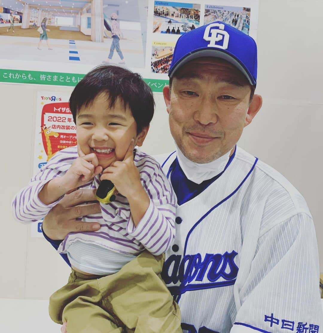 馬渕智子さんのインスタグラム写真 - (馬渕智子Instagram)「昨日は、武志さんにお会いしに行ってきました😍❤️ 覚えてくださっていて感激✨ まんたろとも写真撮って頂きました✨ 野球やソフトボールのユニフォームをキャッチボールと呼ぶ息子。 見つけた途端、ニコニコでした！写真嫌いなのに😲  #喜来もち　さんとのコラボのわらび餅買ったよー✨ またお会いできますように✨ @39_takeshi_0317」5月1日 9時10分 - mabusato25