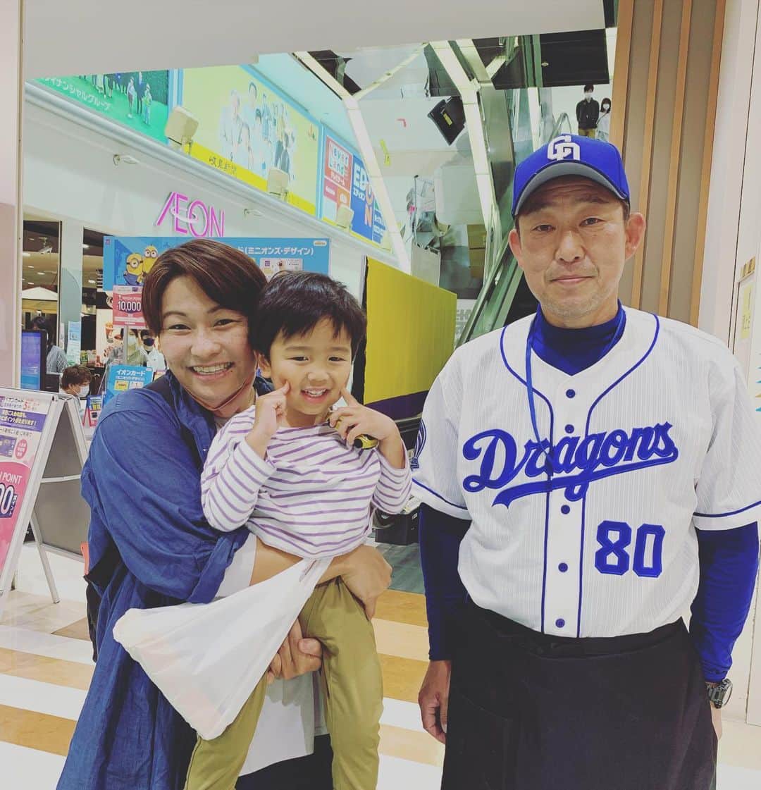 馬渕智子のインスタグラム：「昨日は、武志さんにお会いしに行ってきました😍❤️ 覚えてくださっていて感激✨ まんたろとも写真撮って頂きました✨ 野球やソフトボールのユニフォームをキャッチボールと呼ぶ息子。 見つけた途端、ニコニコでした！写真嫌いなのに😲  #喜来もち　さんとのコラボのわらび餅買ったよー✨ またお会いできますように✨ @39_takeshi_0317」