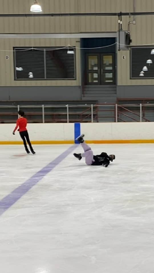 アッシャー・ヒルのインスタグラム：「Cheers to turning the energy of your mistakes into ideas...watch till the end🤦🏿‍♂️🤣   ⛸️@davey_howes 🎥 Tina Chen  #figureskating #coloryourice #blackskater #bipoc #choreography  #choreographer #stepsequence #failure #fsdia #movement」