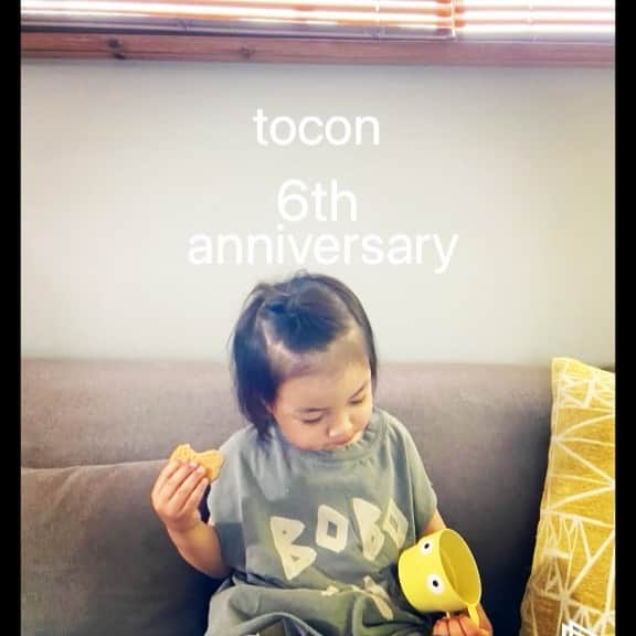 のインスタグラム：「・ ・ tocon 6th anniversary✨ 29日より沢山のお客様にご来店頂きまして 誠にありがとうございます😭💓  \ねんどでクッキー缶をつくろう！🍪/も 個性豊かなクッキー缶が出来上がり 私たちもとっても楽しませてもらっています☺️💓  Gomaシリーズは 残りわずかなデザインもございます！ お早めにご覧くださいね😋  本日も19時までお待ちしております🐶 ・ ・ #tocon_srl  #anniversary」
