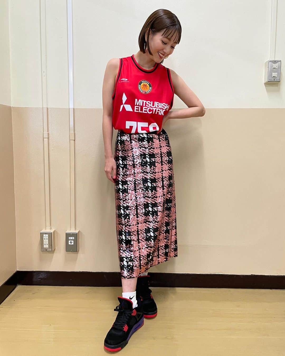伊藤千晃のインスタグラム：「昨日は、名古屋のドルフィンズアリーナで行われたB.LEAGUE、 #名古屋ダイヤモンドドルフィンズ vs #琉球ゴールデンキングス 戦の1日アンバサダーとして会場の皆さんと一緒に試合を盛り上げて来ました❗️ ⁡ バスケの試合を生で観戦するのは初めてだったから大興奮！！ ユニフォームを着て扇子も持って応援しました😄✨ ⁡ みんなが真剣で、熱くて、 観てるこっちまで同じ気持ちにさせてくれる選手達の姿に感動🥺🔥 ⁡ 昨日で私もすっかりバスケの虜です😆🏀 ⁡ #名古屋ドルフィンズアリーナ  #名古屋ダイヤモンドドルフィンズ  #琉球ゴールデンキングス  #バスケ  #airjodan」