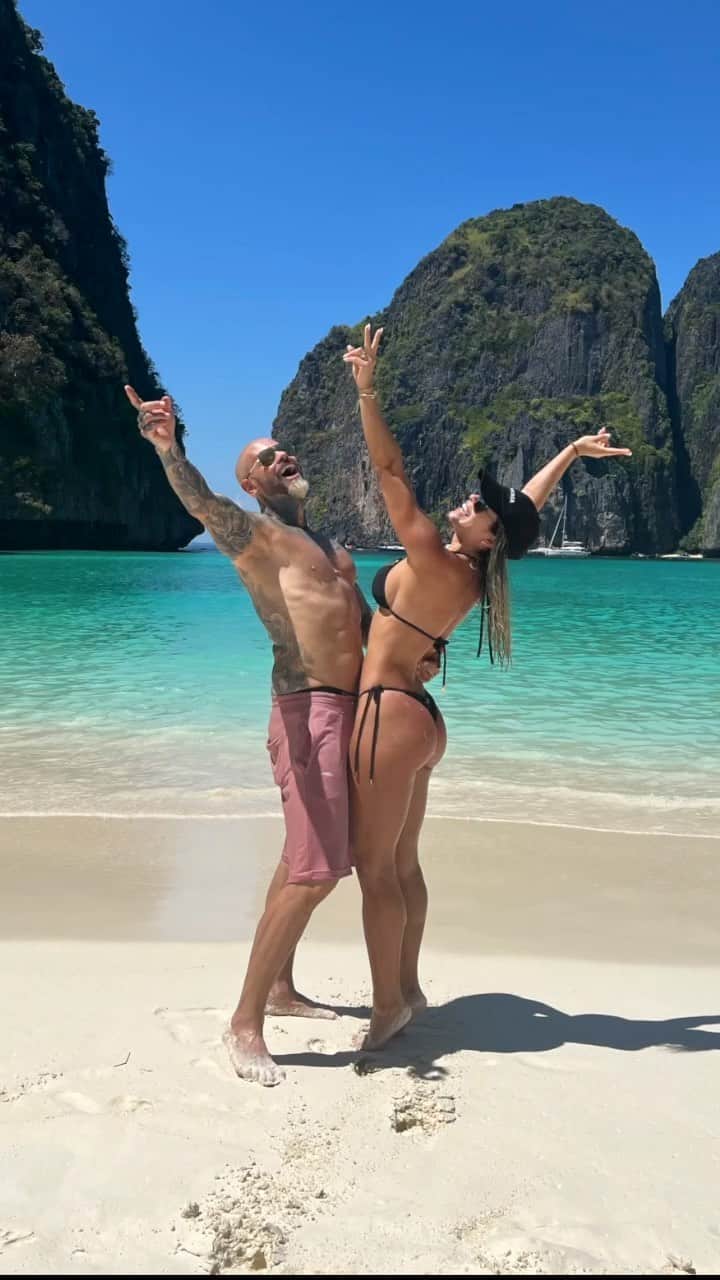 Michelle Lewinのインスタグラム：「“So… how was Thailand?”🧐🤷🏼‍♀️ -This video sums it up quite well for those who wants to know. Grab the 🍿if you have 23 minutes to spare💁🏼‍♀️ With @jimmy_lewin in #PhiPhiIsland #MayaBay #Phuket #KhaoLak #Bangkok #Thailand」