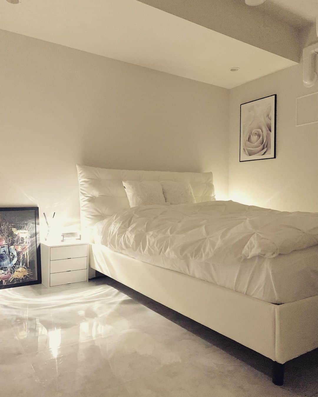 加賀美早紀のインスタグラム：「My bed room. 基本白！ サイズはWD！ 掛け布団足元クルンってなっちゃってるけど！w  #bedroom #寝室 #寝室インテリア #ベッドルーム #ルームツアー」