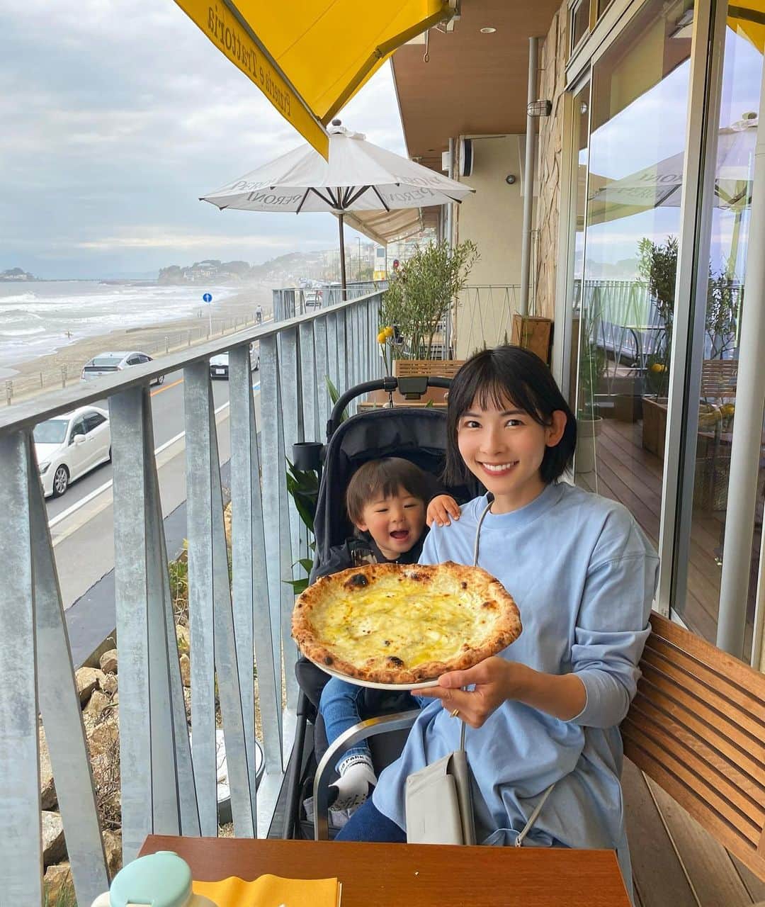 阪本智子さんのインスタグラム写真 - (阪本智子Instagram)「🍕♡  #七里ヶ浜ランチ 🍽✨  出来たばかりの【トライアングル七里ヶ浜】で 美味しいイタリアンを食べました🍝💗  碧羽は、ママ弁当とイチゴとピザの耳を😋 おうちごはんも好きだけど、外で海を眺めながらのゆっくりランチは癒されるなぁ🍽❤  最後はあおくんのキメ顔で😏✨  #shichirigahama #shounan #七里ヶ浜 #七里ヶ浜カフェ #ペット可カフェ #ペット可ランチ #子連れランチ #男の子ママ #阪本智子」4月16日 18時12分 - tomoko_sakamoto423