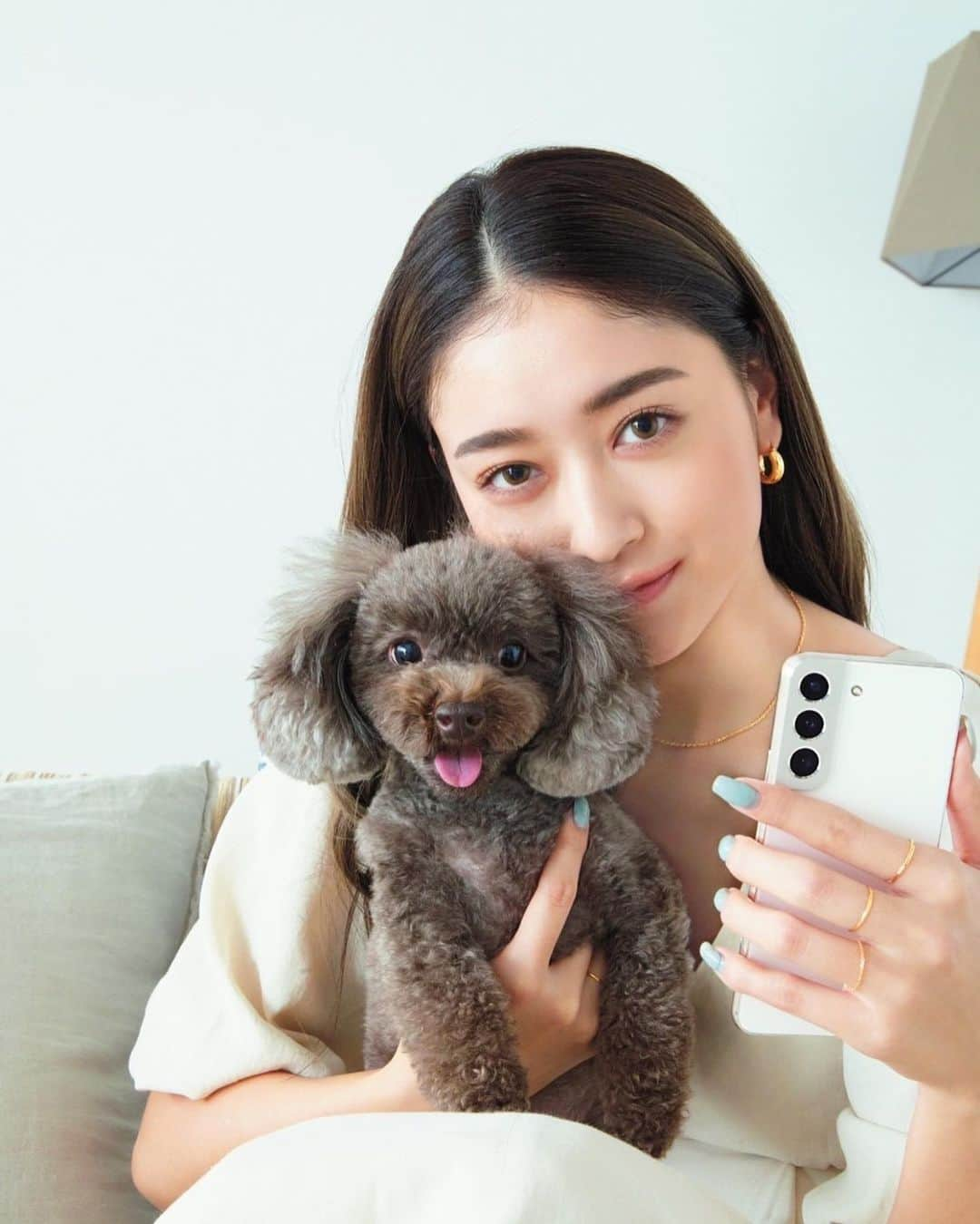 みちょママ（みちょぱ母）のインスタグラム：「sweet 5月号 ぐみちゃんデビューしました🐶  撮影は中々難しかったけどかわいいく撮れてます          #雑誌sweet #みちょぱ#池田美優  #犬#池田ぐみ #トイプードル #犬のいる暮らし #トイプードル女の子」