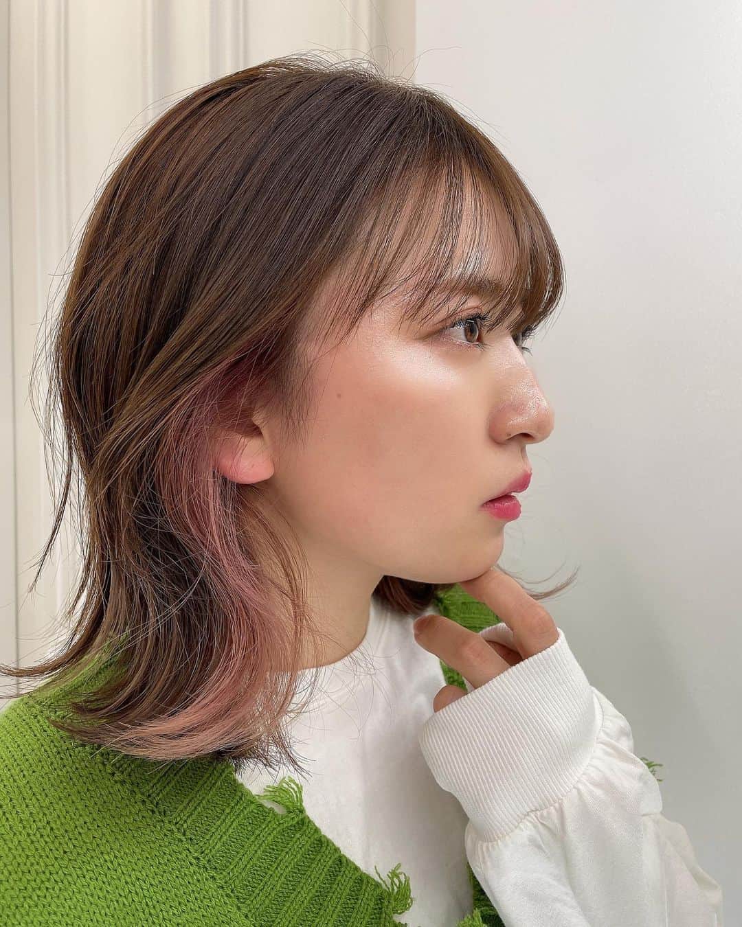 にこのインスタグラム：「髪染めました カーキベージュぽくしたかったんだけど ブリーチしてないからあんまり上手く入らなかった🤭  次は明るくしようかな🤫  カラーは @logriho1001 にお願いしてます☺️  いつも行く時時間なくてバタバタしてるから 次はゆっくり行くね🤫笑」