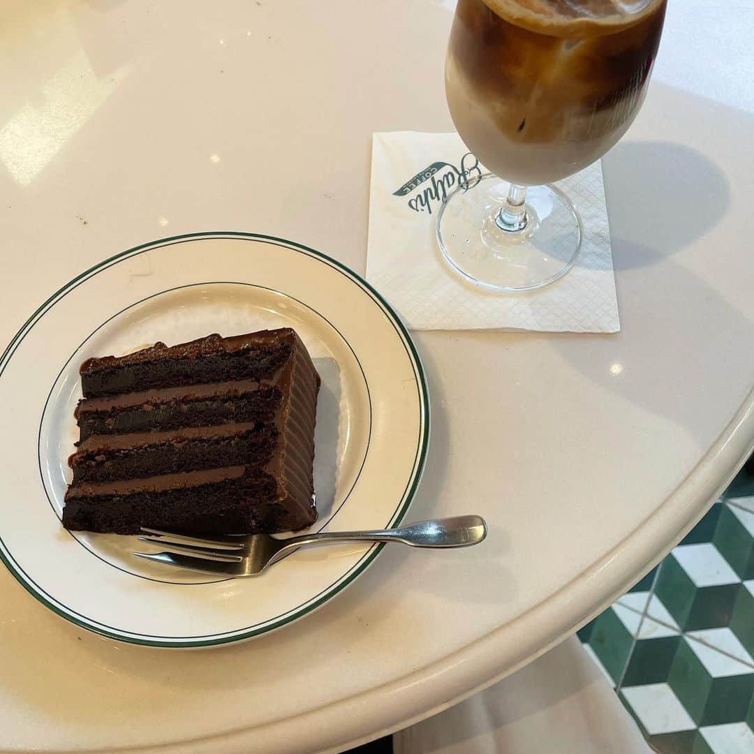 杉浦みずきのインスタグラム：「. チョコレートケーキ美味しかった🥺🍫  #ラルフローレンカフェ  #ralphscoffee」