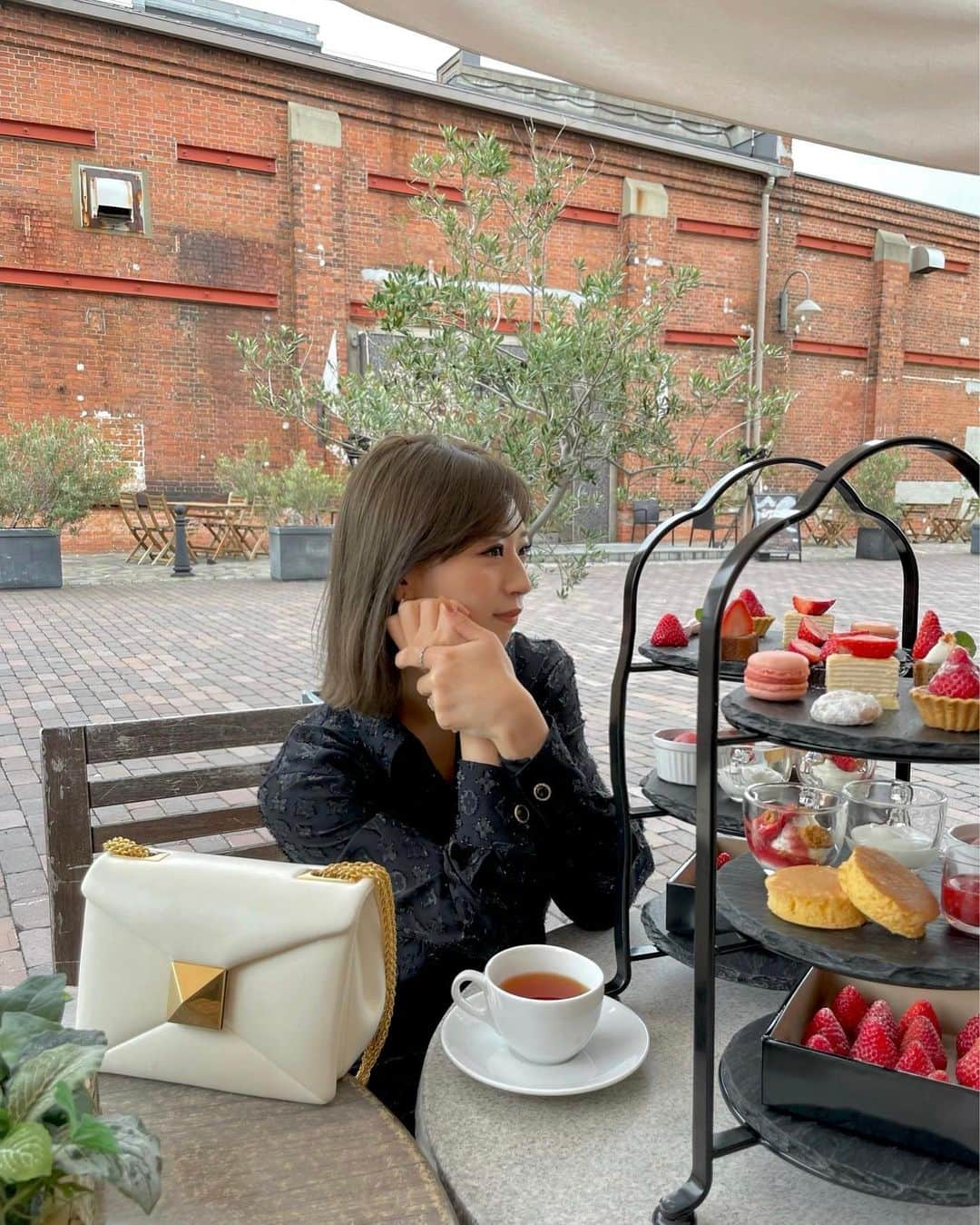 木下春奈のインスタグラム：「・  April afternoon🍓🍓  @maisonvalentino   #afternoontea#strawberry#🍓 #maisonvalentino#VALENTINO#OneStudBag」