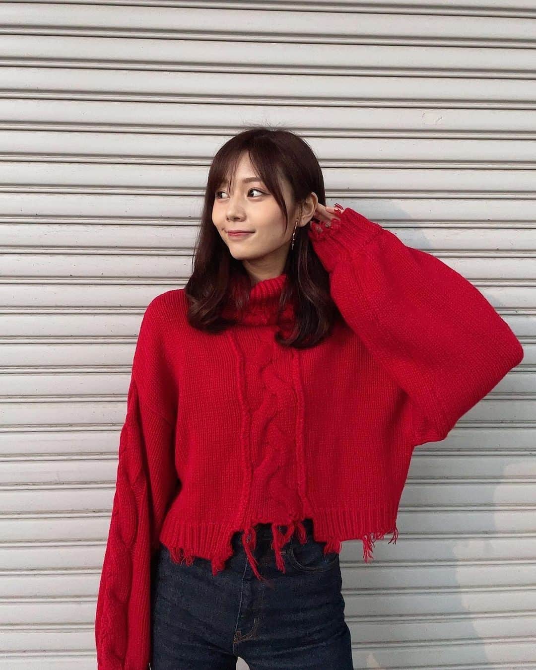 のインスタグラム：「. 結構前の写真😂 お気に入りの真っ赤なニット❤️ また寒くなったらね〜  #jouetie  #私服 #ootd #ニット #赤ニット」