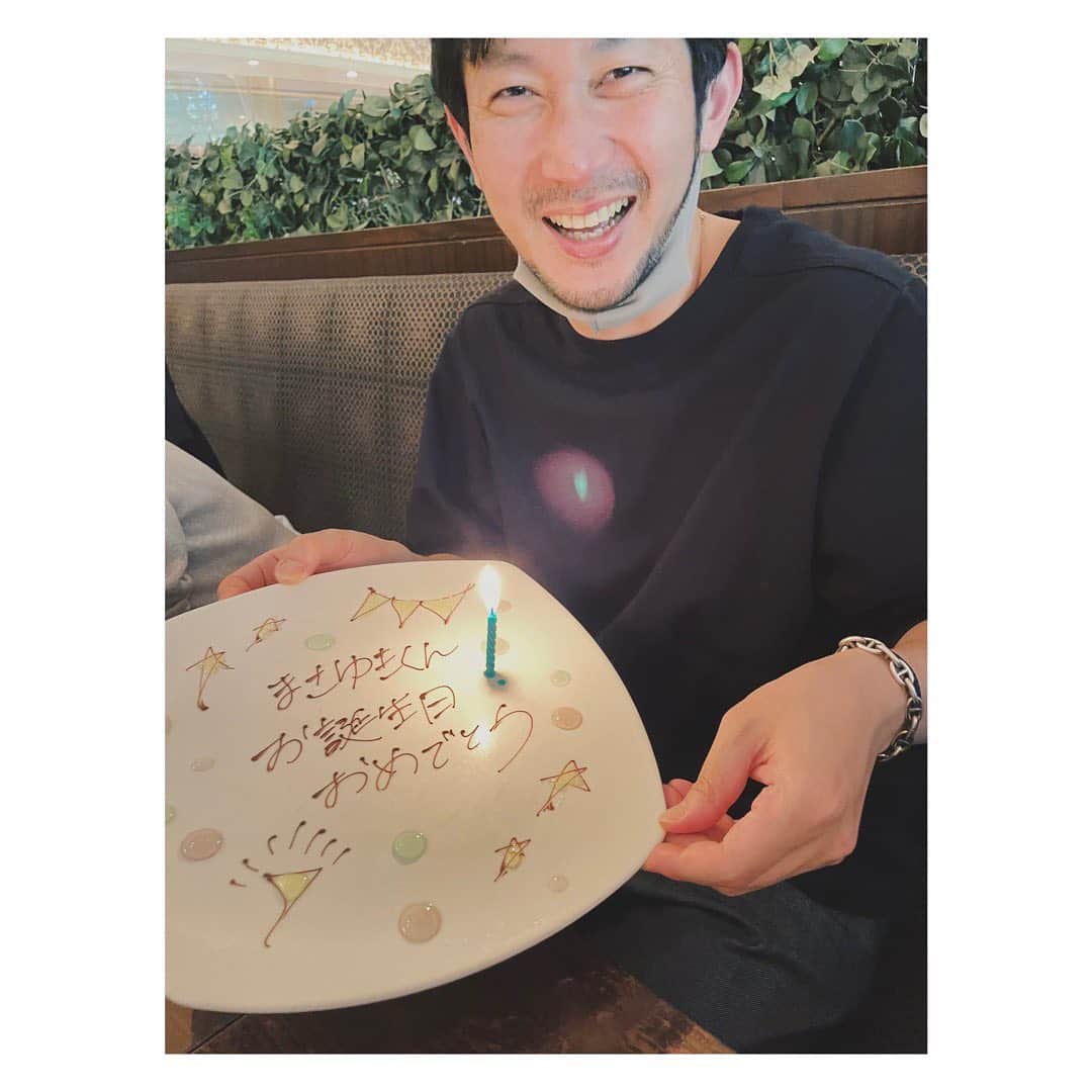 野尻美穂のインスタグラム：「今年もおめでとうございました。 パパも2年目おめでとう🎊 沢山ケーキ食べれて良かったね😇 まだまだ頑張りましょう！  #ハピバ #時差ありすぎw」