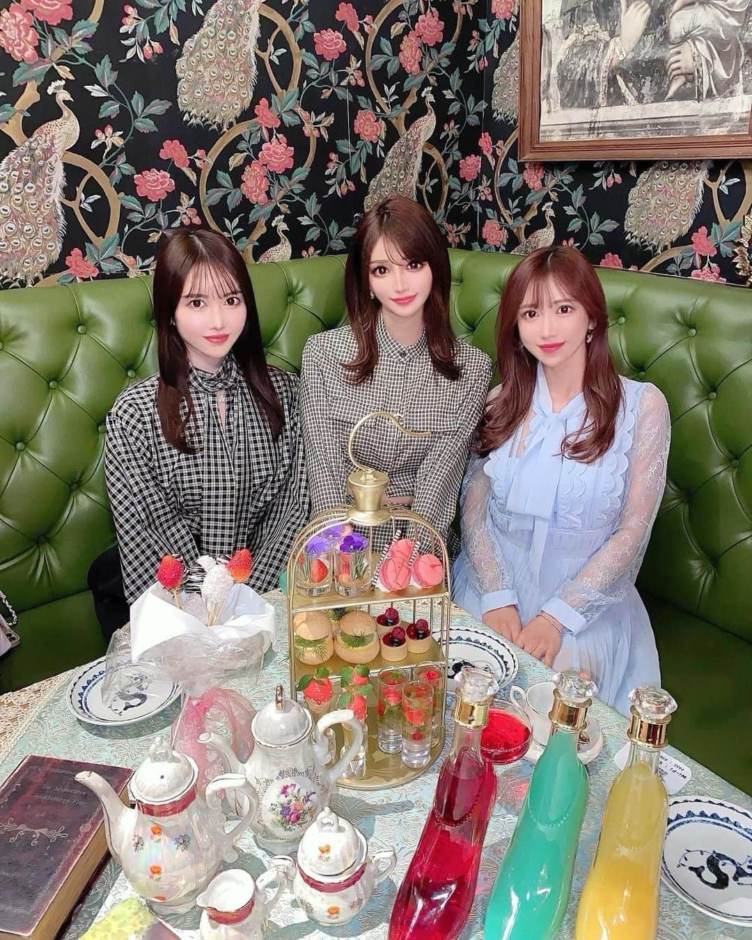 桜咲乃愛さんのインスタグラム写真 - (桜咲乃愛Instagram)「仲良し3人で原宿の @solomons_harajuku 行ったよ💓🌸  アフタヌーンティーとテーブルアートお願いしたんだけど凄かった👏🎨  何気に初テーブルアート🎨💓 上手だった🥰💕💕💕  色んな所にこだわり感じて素敵なお店だった♡♡  また行きたい💓  #ソロモンズ#原宿ソロモンズ#原宿カフェ#アフタヌーンティー」4月16日 19時34分 - noasama1101