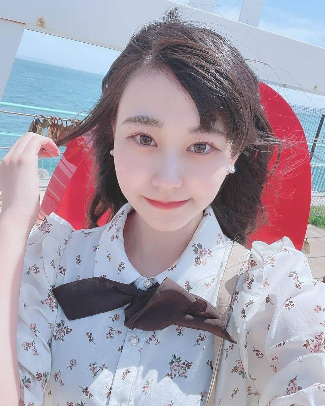 雨宮鈴奈さんのインスタグラム写真 - (雨宮鈴奈Instagram)「撮影会すっごく楽しかったです( *´꒳`* )💕  野外撮影は初めてですっごく 新鮮でした＼(　´ω`　)／  写真も沢山撮ってくれて 嬉しかったです(*^^*)！  花柄ワンピ🌷水色ワンピ💎 どっちがいいですかねぇ🫣💭 コメントしてネ(>_<)   #Instagram #idol #camera   #春コーデ  #撮影  #海  #公園  #大阪  #アイドル  #スリジエ #スリジエWEST   #雨宮鈴奈 #いいね  #フォロー  #jk  #jk2」4月16日 19時51分 - amemiya_suzuna