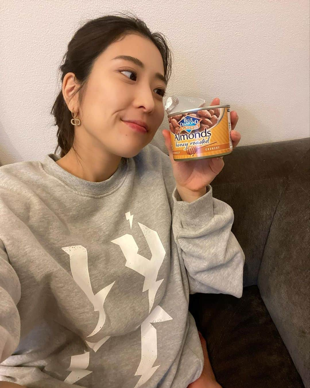 MelonHarunaさんのインスタグラム写真 - (MelonHarunaInstagram)「間食ってしますか？ アーモンドが栄養豊富で健康や美容にも良いんだとか✨ 大好きなオーナーストアに売ってる こちらはとにかく美味しくて 量が多いから食べても食べても減らないから嬉しかった🤤💕笑 今回は、🥜ハニーロースト味、燻製風味🥓 わさび醤油もあるみたいだから食べたいな〜！！  そして以前にも紹介したアーモンドミルクもお気に入り🥛💫  #アーモンドブリーズオーケーストア#ダイエット食 #pr#アーモンドミルク #アーモンド効果」4月16日 19時56分 - melon_867