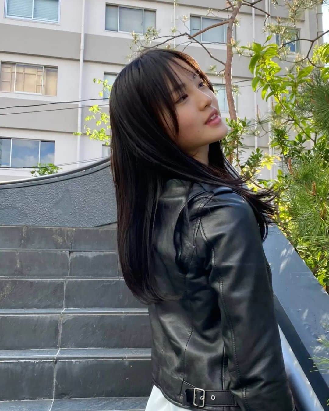 丸本凛のインスタグラム：「前髪も後ろも切ってさっぱり！✂️ この前海に行って、シーグラスを拾いました💎 #メイクス表参道#makesomotesando #05#シーグラス#seaglass#beachglass#ライダース#leather#riders#jacket #denim#skinnyjeans#photooftheday#ootd#fringe#bangs#newhair#black#dark#longhair」