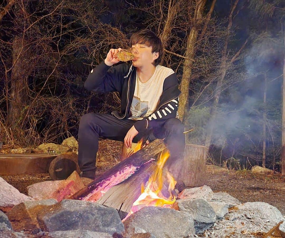 のインスタグラム：「春キャン行ってきました⛺️ 焚火を見ながら飲むお酒がやっぱりこの世で1番美味しかったです🍻  カメラもPCも持っていかなかったですが丁度夜でも綺麗に撮影できるスマホ"Galaxy S22 Ultra"を持っていたので思い出に写真撮ってみました！  対象期間中にGalaxy S22 | Galaxy S22 Ultra をご予約＆ご購入＆ご応募された方全員に豪華景品が貰えるキャンペーンを実施中！！  ▼予約購入キャンペーン ＜応募資格＞ ①予約期間内（4/7～発売日前日）にS22・S22 Ultraを予約し予約番号を入手 ②購入期間内（発売日～5/15）にドコモ・KDDIの店舗で対象機種を購入 ③応募期間内（発売日～5/15）にGalaxy Membersアプリより応募  詳しくはGalaxy公式HPのキャンペーン情報をチェックしてみてね！  #Galaxy #galaxy #S22 #S22Ultra #PR #キャンプ #晩酌 @galaxymobilejp @samsungwithgalaxy @galaxybysamsung」
