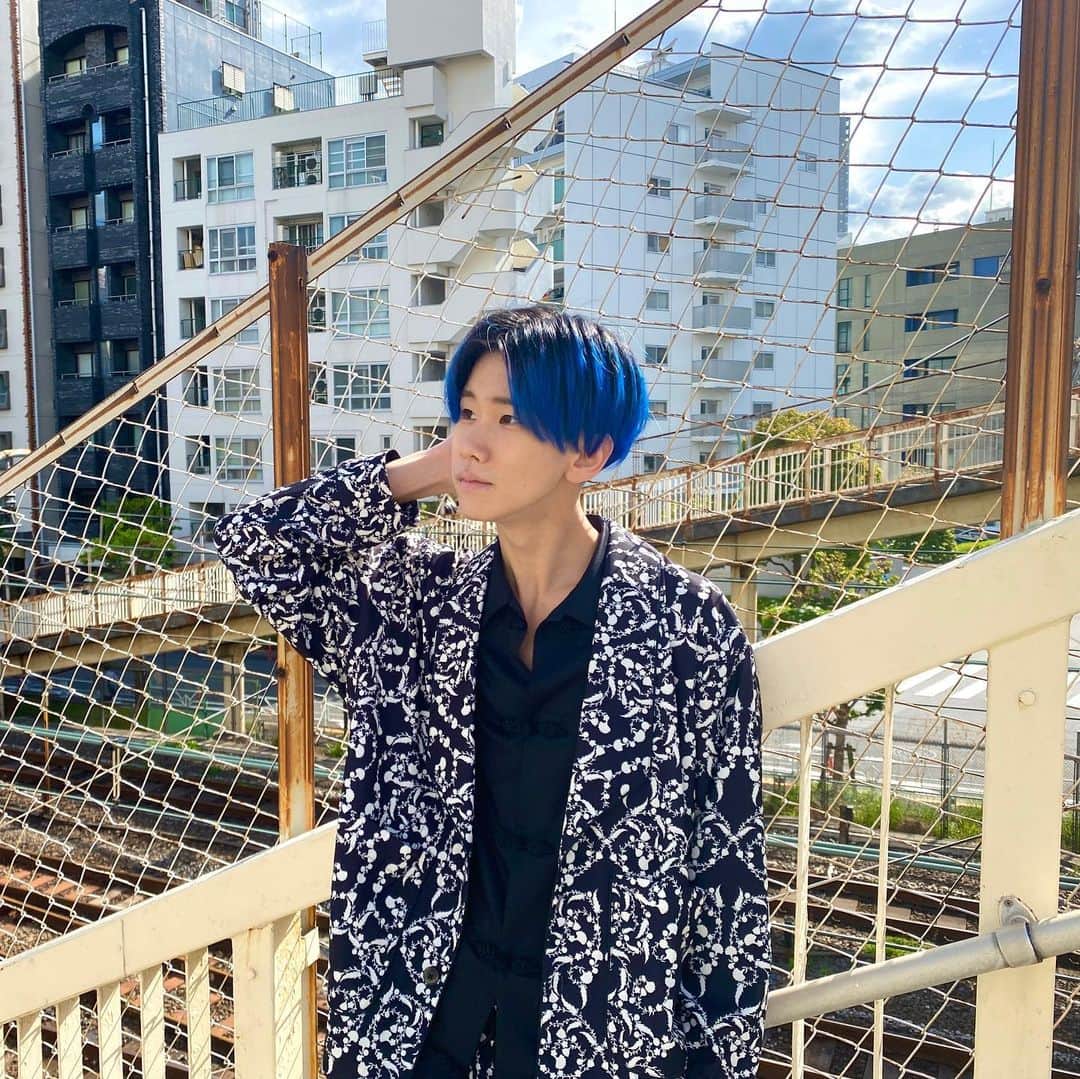 松浦航大のインスタグラム：「髪の毛が青に戻りました！ 何枚目が好き？？ . 青にした理由、説明などは YouTubeでお話ししてます！ . #松浦航大 #ものまね #青髪 #bluehair #singer」