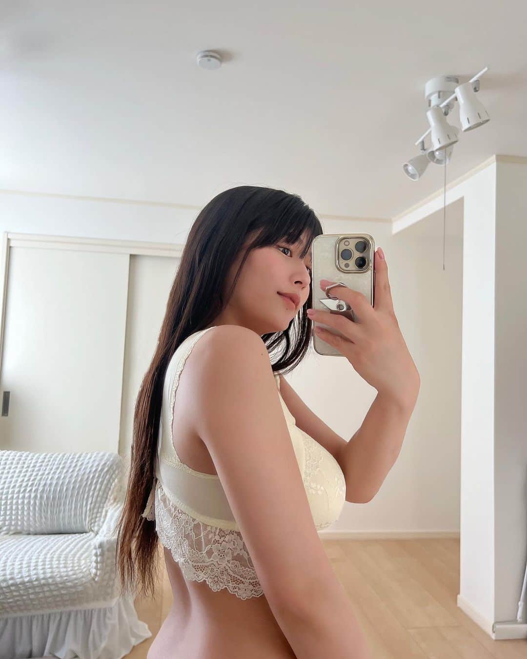 のインスタグラム：「tu-hacci(@tu_hacci)さんのナイトブラシリーズ、ラクシア！バストの横流れを予防して理想の位置にキープしてくれるよ☺︎︎ みんなはナイトブラちゃんと使ってますか？ 私は休日のリラックスブラとしても使ってます(ˊo̴̶̷̤ ᴗ o̴̶̷̤ˋ)  個人的に幅広のストラップが肩の負担を減らしてくれるところと、素材のサラサラ感がお気に入り👌🏻 レースデザインも可愛い♡ 他にも色んなカラーバリエーションがあるので、気になる方はぜひチェックしてみてください🙆🏻‍♀️  #ナイトブラ #キャミソール #ブラトップ #かわいい #女子力 #春コーデ #女子力アップ #ルームウエア #ルームウェア女子 #バストケア #部屋着 #パジャマ #ナイトウェア #ブラジャー #ツーハッチジョシ #tu_haccipic」
