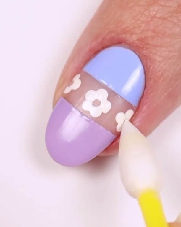 NailsVideosのインスタグラム：「Cute negative space floral nails by @hannahroxit 🌼💖」