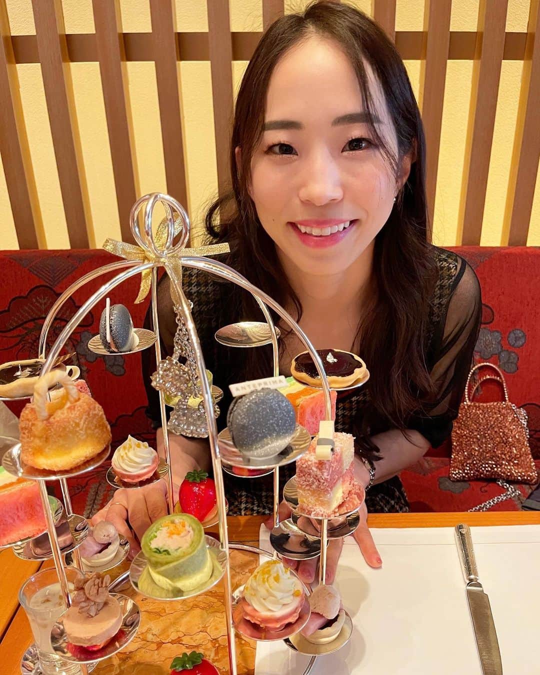 野口啓代のインスタグラム：「ANTEPRIMA ×  Peninsula Tokyo  素敵なアフタヌーンティーにご招待頂き ありがとうございました🫖🎀  かわいいチャームも頂きました👜 アフタヌーンティーのスイーツ達がアンテプリマ仕様で食べるのがもったいないくらい🥹🧁  ひさしぶりのキラキラ空間で癒されました〜🤭💕  @anteprima_japan  #アンテプリマ #ペニンシュラ東京  ——————————————————————————— @au_official @raffinee_orientalbio @yushoku_inc @cowsoapcp @thenorthfacejp @lasportivajp @petzl_official  @newhale_japan @frictionlabs」