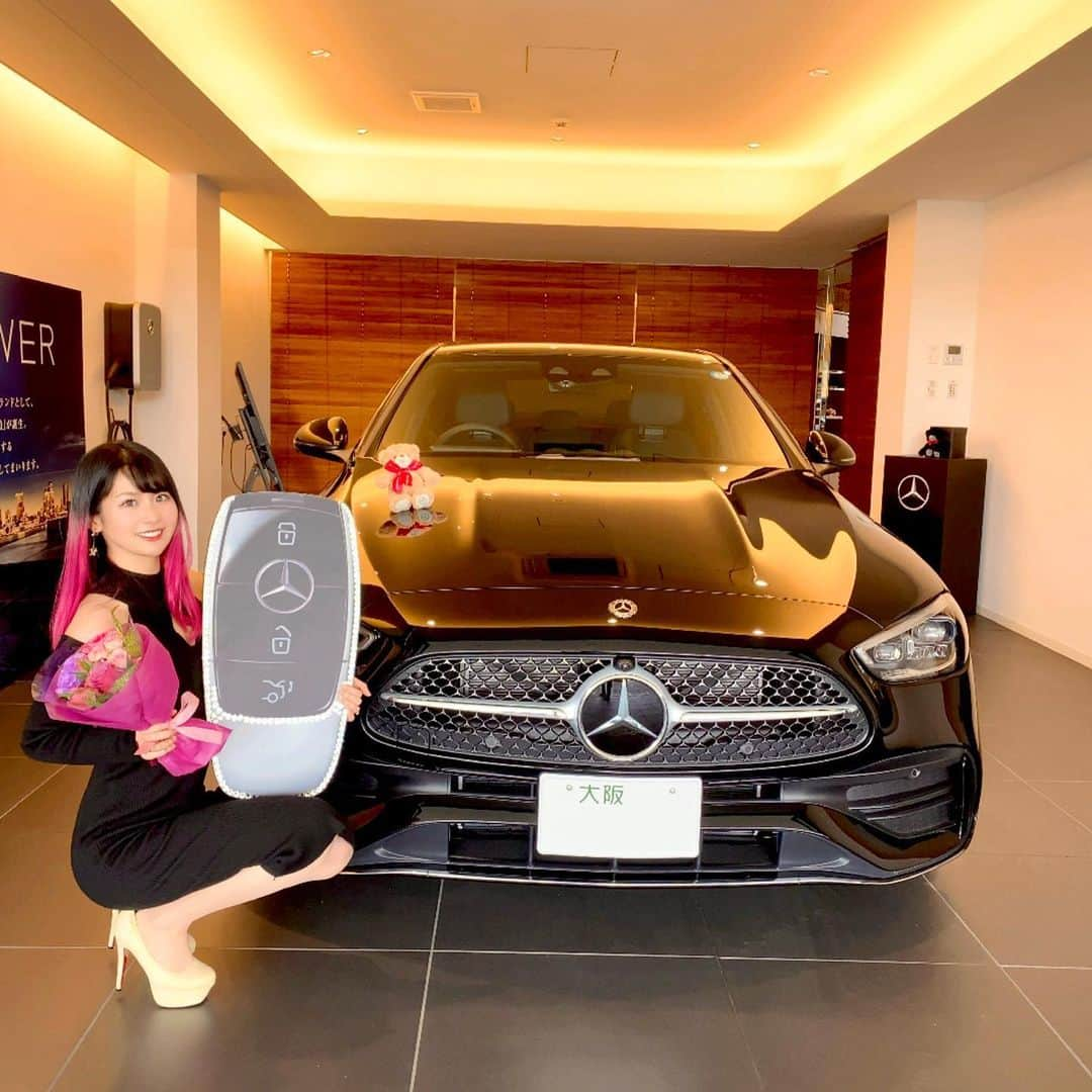 常深史織のインスタグラム：「無事MercedesBenz 新型Cクラス納車🚘✨  去年夏前くらいに発注してやっと😭  ゲレンデはまだまだ来ないので しばらくこの子といろいろ出かけます🥰  これからもよろしくね❣️  #新型cクラス  #mercedesbenz  #mercedesclub  #mercedesbenzworld  #mercedesbenzjapan  #mercedesbenzcclass  #メルセデスベンツ  #メルセデス #車好きな人と繋がりたい  #車好き女子  #メルセデスベンツcクラス  #新型メルセデスベンツ  #ベンツcクラス  #ベンツ女子  #ベンツゲレンデ  #ベンツ好きな人と繋がりたい  #ベンツ  #納車 #納車式  #車女子 #メルセデス女子  #女社長」