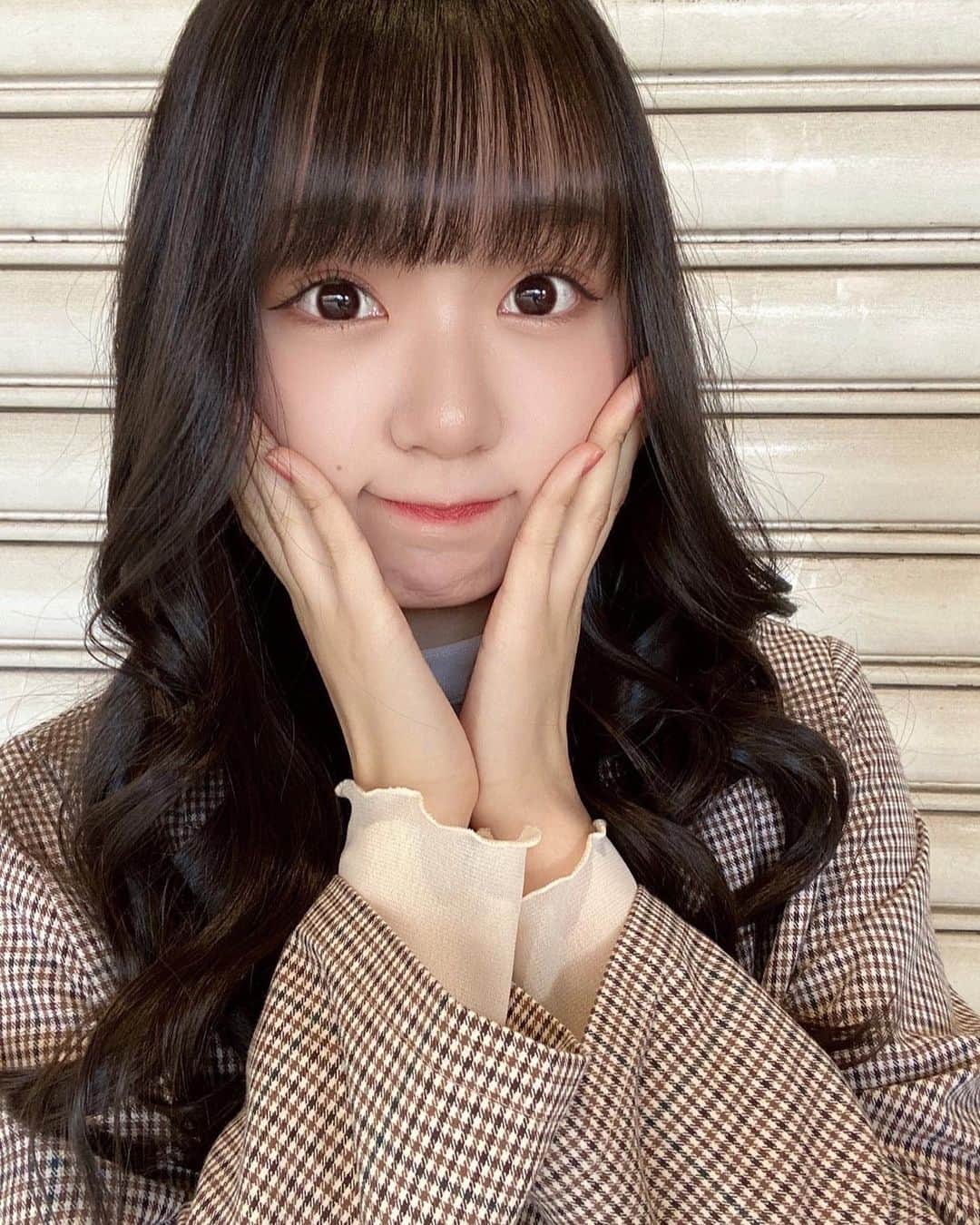 のインスタグラム：「お久しぶりの投稿〜！  今日の私服🤍  #セットアップ #チェック柄  #私服  #韓国ヘア」