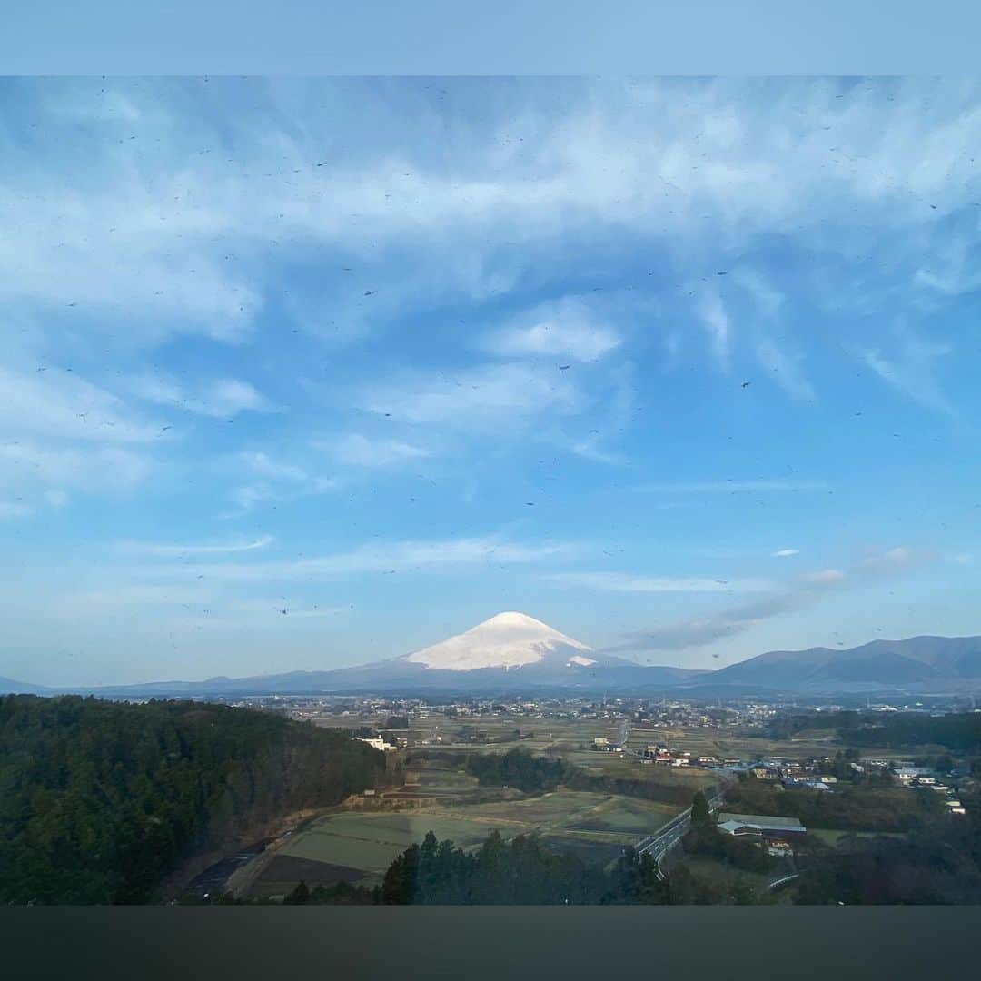 花田優里音さんのインスタグラム写真 - (花田優里音Instagram)「先週は静岡で 撮影をしていました🎥 とっても温かく明るくプロフェッショナルな 方達に囲まれて、すごく楽しかったです。 綺麗な桜並木の中での撮影🌸 ホテルのお部屋から真正面に見えた富士山と 夕日が沈む壮大な富士山🗻 自然のパワーは凄いですね。 素敵な映像になりますように…☺️ 新年度が始まり、 生活がガラッと変わった人もいると思います。 前向きに頑張ることができる いい環境でありますように。 私は最後の高校生活、 その後の将来を考えながらも 大切に過ごしていこうと思います。 (といっても今日学校で模試。 一日😑状態で過ごしました) . #撮影 #静岡 #富士山 #桜 #春 #いいお天気  #1枚目 #モニターを撮る  #味のあるカチンコとスタッフさんの綺麗な指  (#ドンと写り込む私のスマホ) #壮大な自然をみると  #自分なんてちっぽけだなと思う  #そしてなんか謎にセンチメンタルになって  #私いい人間になる！ #と強く思ったりする  #自然パワー  #最近のプチ自慢 ↓ #今期の大河ドラマまだ見逃さず全話観てる  #家でピアノ上手く弾けた時は自分で盛大に拍手する  #着るものに迷う日が続いてるけど  #元気に過ごしてね」4月16日 21時02分 - yurine_hanada