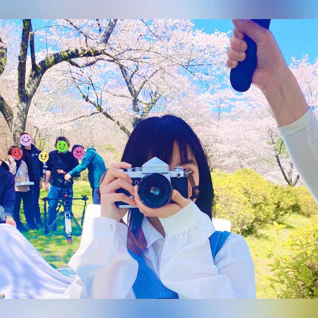 花田優里音さんのインスタグラム写真 - (花田優里音Instagram)「先週は静岡で 撮影をしていました🎥 とっても温かく明るくプロフェッショナルな 方達に囲まれて、すごく楽しかったです。 綺麗な桜並木の中での撮影🌸 ホテルのお部屋から真正面に見えた富士山と 夕日が沈む壮大な富士山🗻 自然のパワーは凄いですね。 素敵な映像になりますように…☺️ 新年度が始まり、 生活がガラッと変わった人もいると思います。 前向きに頑張ることができる いい環境でありますように。 私は最後の高校生活、 その後の将来を考えながらも 大切に過ごしていこうと思います。 (といっても今日学校で模試。 一日😑状態で過ごしました) . #撮影 #静岡 #富士山 #桜 #春 #いいお天気  #1枚目 #モニターを撮る  #味のあるカチンコとスタッフさんの綺麗な指  (#ドンと写り込む私のスマホ) #壮大な自然をみると  #自分なんてちっぽけだなと思う  #そしてなんか謎にセンチメンタルになって  #私いい人間になる！ #と強く思ったりする  #自然パワー  #最近のプチ自慢 ↓ #今期の大河ドラマまだ見逃さず全話観てる  #家でピアノ上手く弾けた時は自分で盛大に拍手する  #着るものに迷う日が続いてるけど  #元気に過ごしてね」4月16日 21時02分 - yurine_hanada
