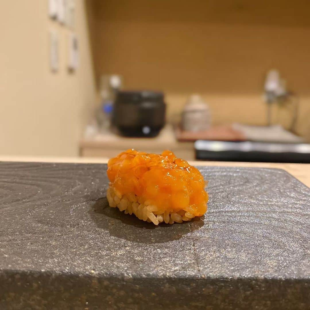 福見真紀さんのインスタグラム写真 - (福見真紀Instagram)「前から気になってた赤酢さんへ🍣 旦那さんも私も一番好きな食べ物がお鮨です☺️  大将とお話ししてて最近結婚したことを話していたらまさかのサプライズでプレートをご用意していただきました😭✨ お鮨ももちろん美味しかったけど心づかいが嬉しいお店でした☺️  #赤酢　#鮨」4月16日 21時09分 - mak1ch1