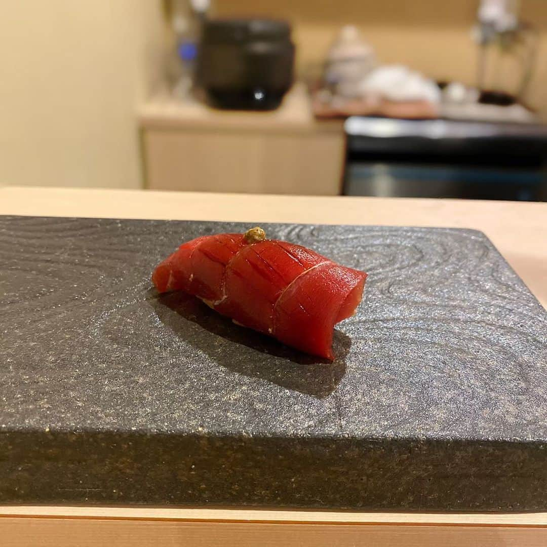 福見真紀さんのインスタグラム写真 - (福見真紀Instagram)「前から気になってた赤酢さんへ🍣 旦那さんも私も一番好きな食べ物がお鮨です☺️  大将とお話ししてて最近結婚したことを話していたらまさかのサプライズでプレートをご用意していただきました😭✨ お鮨ももちろん美味しかったけど心づかいが嬉しいお店でした☺️  #赤酢　#鮨」4月16日 21時09分 - mak1ch1