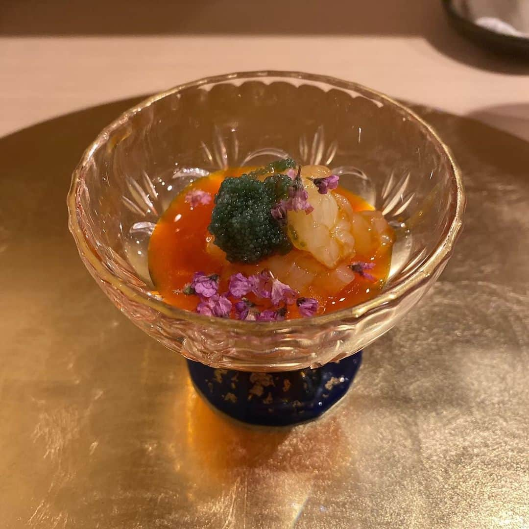 福見真紀さんのインスタグラム写真 - (福見真紀Instagram)「前から気になってた赤酢さんへ🍣 旦那さんも私も一番好きな食べ物がお鮨です☺️  大将とお話ししてて最近結婚したことを話していたらまさかのサプライズでプレートをご用意していただきました😭✨ お鮨ももちろん美味しかったけど心づかいが嬉しいお店でした☺️  #赤酢　#鮨」4月16日 21時09分 - mak1ch1