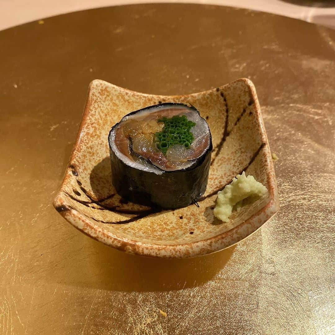 福見真紀さんのインスタグラム写真 - (福見真紀Instagram)「前から気になってた赤酢さんへ🍣 旦那さんも私も一番好きな食べ物がお鮨です☺️  大将とお話ししてて最近結婚したことを話していたらまさかのサプライズでプレートをご用意していただきました😭✨ お鮨ももちろん美味しかったけど心づかいが嬉しいお店でした☺️  #赤酢　#鮨」4月16日 21時09分 - mak1ch1