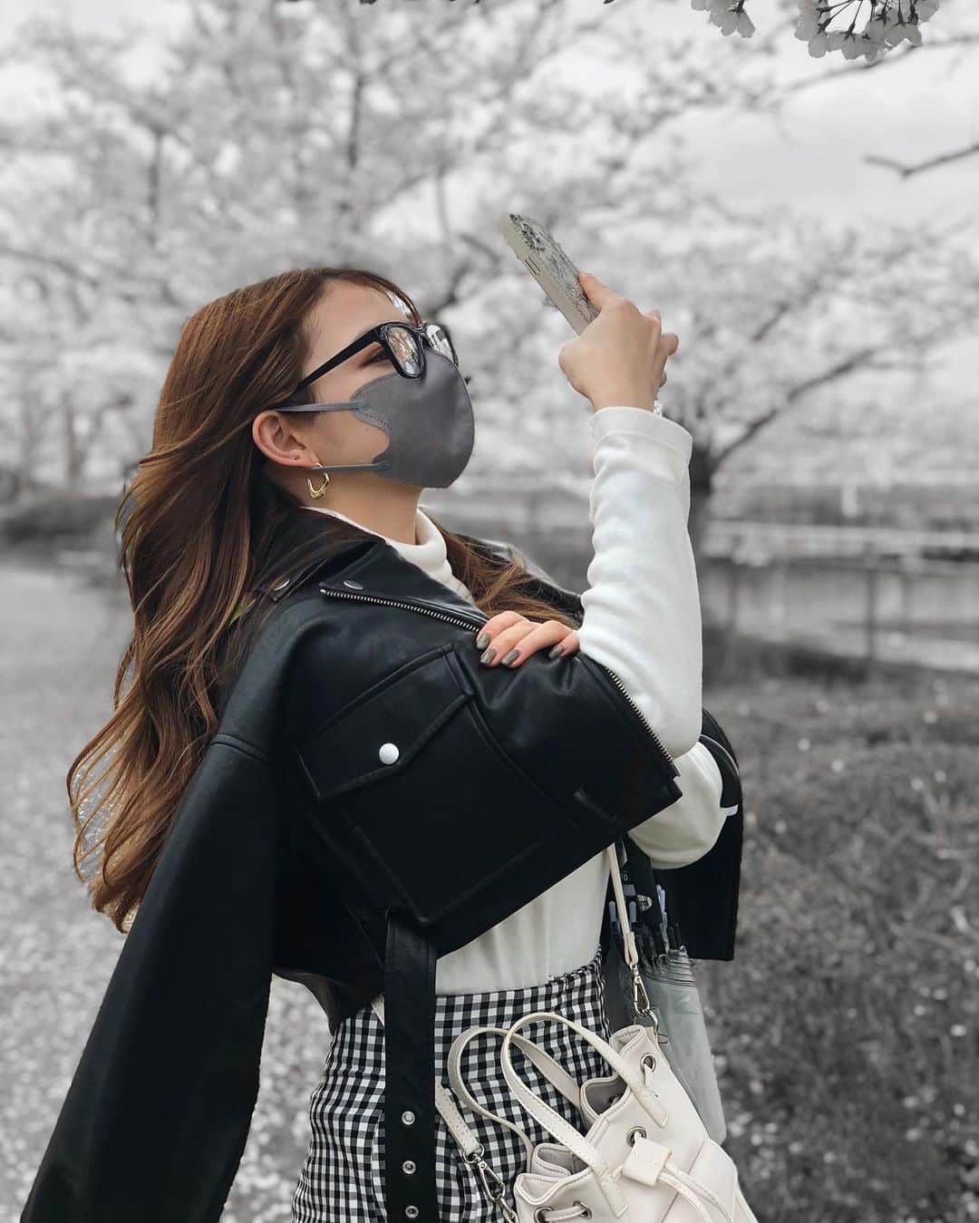 のインスタグラム：「.  👦🏻くんがポートレートで撮ってくれてたのいい感じやったから 勝手に自分の携帯に送ったった😂w  . #fashion #instagood #instamood  #春コーデ #女の子ママ #ママコーデ」