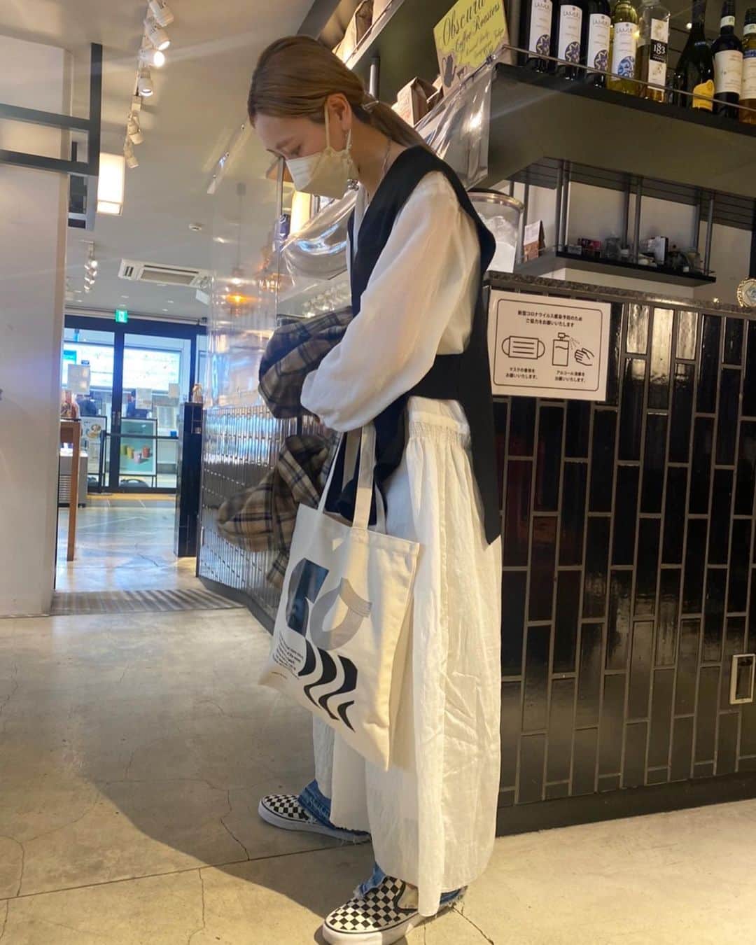 YU-U（工藤由布）のインスタグラム：「🫧🔳akutsu new bag🔳🫧 色合いが抜群🥺勝手に合うようにコーデ組んできたらすぐバレた😂 ジャケットごそごそからのニコ☻ショット➿ リングもたくさん☁️ @yurika_akutsu また朝活しよう〜❕ あ、その前に焼肉だった🥓笑  @kojimasaki_ 焼肉行くならわたしも行きたいって言ってたよ〜🙌🏻 ・・・ #u__clothes #yurikaakutsu」