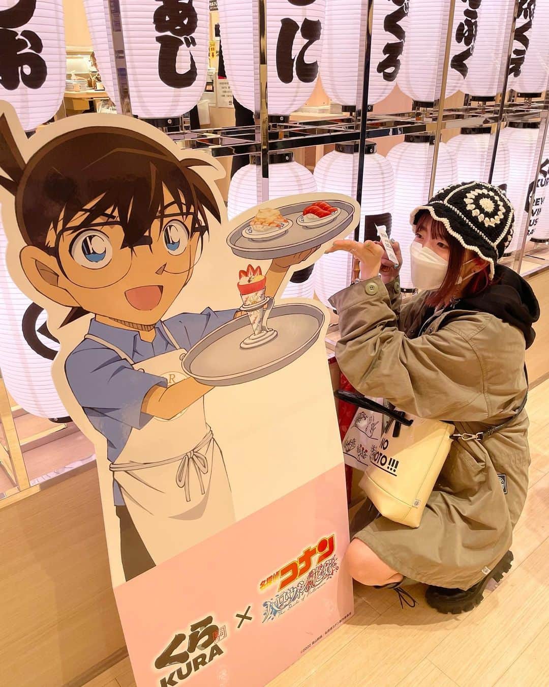 ぱいぱいでか美のインスタグラム：「ハロウィンの花嫁🎃最高… . 『名探偵コナン ハロウィンの花嫁』 観に行ってきましたーーーーーー👓🎀🔍 ネタバレしないようにと思うともう…… 最高だったとしか言いようがないです🤦🏻‍♀️ 去年の時点で相当揺らいでたけど 私だけは安室さんに靡かないぞ！という 意味不明の決意を持ってたのですが あの、流石に、あの、かっこいい、無理かも、はい、です🤦🏻‍♀️ あとめっちゃ高木刑事のこと好きになった🤦🏻‍♀️ でもやっぱり一番コナンくんが好きです🫶🏻🫶🏻🫶🏻 ネタバレ避けるとキャラの話しかできない。 あ、あと最後のクレジット見るまで ゲスト声優が白石麻衣さんってこと忘れてて え、うますぎ……(絶句)ってなりました😳 みんなも早く映画館行ってーーーー！！！！！！ 写真はくら寿司原宿店にて 一人でおぼん二つ持ってて偉いコナンくんを手助けしてるところと 安室さんにびっくりするくらい相手にそれてないところです。 びっくらぽんいっぱい回すぞー🍣 . #名探偵コナン #ハロウィンの花嫁 #くら寿司 #でか美ちゃん」