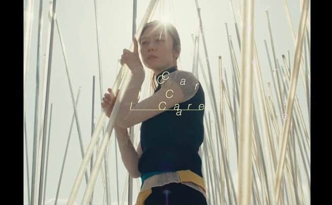 Sumireのインスタグラム：「⁡ ⁡ Homecomings  i care のMVに出演しています! ハートフルで素敵なMVです☘️ 撮影もみんながあったかくて楽しかったなぁ〜 ワンコ達も最高にキュート☺️ ⁡ #みんな是非見てね #犬は良いよねぇ #最近あったかいよねぇ」