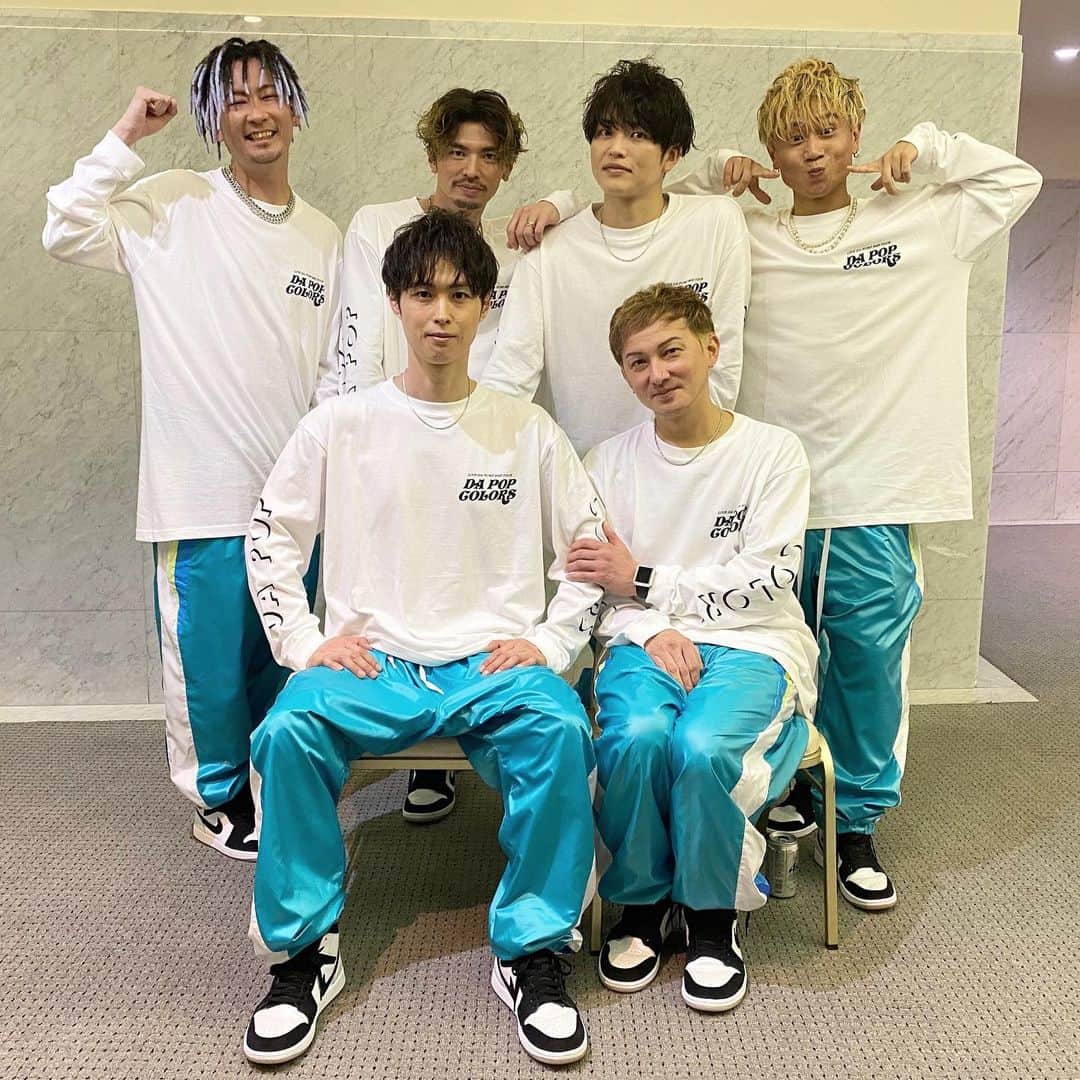のインスタグラム：「ツアー初日終わりました。  2年間の色んなことがありました。 最後に挨拶をした時、頭を下げて耳から鳴り止まない拍手が、やっとこの場所に戻って来れたんだと感じた瞬間でした。  ただいま。 そして、ありがとう。  #松戸森ホール21  #dpc #dapump #dapopcolors #家族写真」