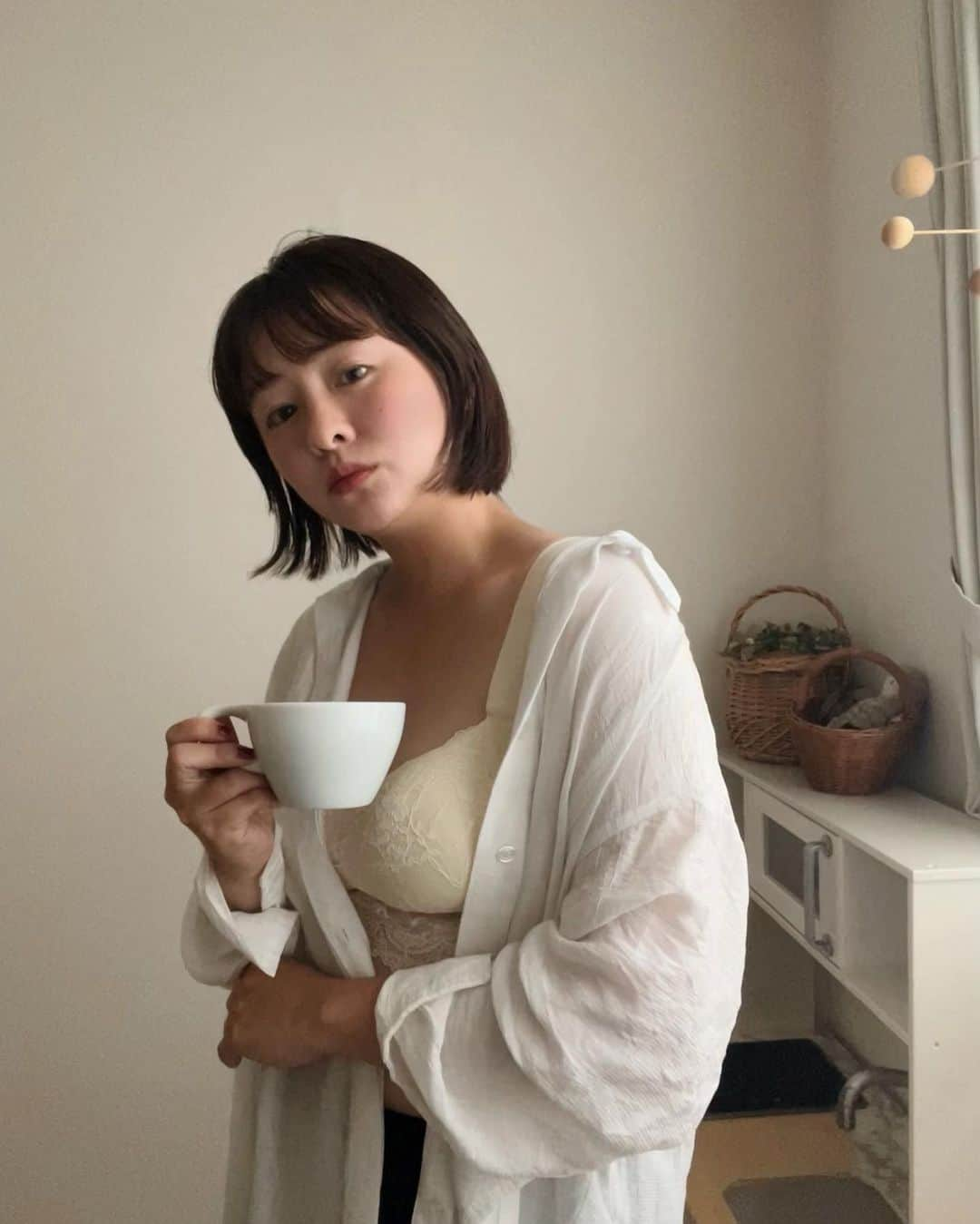 菅谷梨沙子さんのインスタグラム写真 - (菅谷梨沙子Instagram)「もう何枚も持ってるラクシアのナイトブラ🌛 デザインはもちろん、締め付け感ないのにホールド力しっかりあるので普段からも愛用してます！レースの部分が肌にあたって痒いももちろんないので、PR関係なく本当におすすめ◎  そもそも10代20代前半までナイトブラなんてつけてこなくて気にした事なかったのですが…😅産後を機に見直してみました。 ナイトブラをして大きくなるとかそんな事はもちろんないのだけど…やはりバスト位置をキープするのには最適なアイテムだなっと。  みなさんはどうかな？ナイトブラはつけてるかなぁ？  @tu_hacci はナイトブラ以外にも普段使いできる下着やキャミソールとかあって（カップ付きのキャミソールは持ってるんだけど、夏たくさん着たなぁ）、そっちもおすすめです◎ 覗いてみてね💭  #ナイトブラ#キャミソール#ブラトップ#かわいい#女子力#春コーデ#女子力アップ#ルームウエア#ルームウェア女子#バストケア#部屋着#パジャマ#ナイトウェア#ブラジャー#ツーハッチジョシ#tu_haccipic#タイアップ」4月16日 21時44分 - risako_sugaya