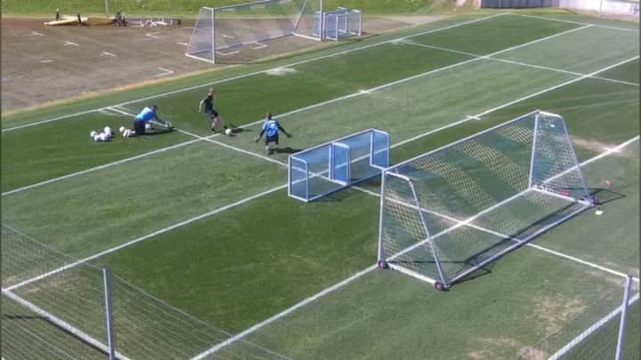 オリヴァー・バウマンのインスタグラム：「⚽️ Training :  1 gegen 1 Situationen. Geht der Ball nicht ins kleine Tor geht er auch nicht ins große Tor.   #insideoliverbaumann  #tsg #insidetraining #keepertraining #keeper #torhütertraining #torhüter #11meterkiller」