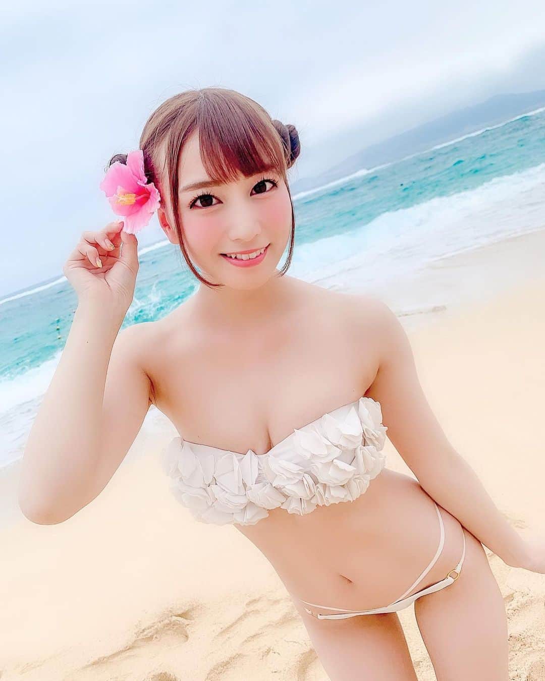のインスタグラム：「〜はっつ組情報〜 4/18(月)19:00以降順番に ズームサイン会が決定しました🎉 (お顔出さなくても🆗だよ💓) ⁡ この日のためだけに撮ったオリジナル写真に サインとコメント入れてプレゼントです🎀 ⁡ ズームサイン会のプラン以上の方が限定なので ぜひお試しにでもはっつとお話しにきてみてね💓 ファンクラブのURLはプロフィールにあるよ♡ ⁡ 今月18日が厳しい場合は、来月倍の時間で お話ができるので、ぜひよろしくお願いします🍒  #sexy#セクシー#ビキニ#水着」