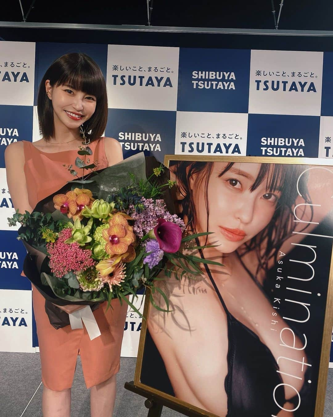 岸明日香さんのインスタグラム写真 - (岸明日香Instagram)「今日は写真集Culmination渋谷TSUTAYAにて来てくださった皆様ありがとうございました🥰 皆様が沢山来てくださったおかげで、4時間もイベントできました💓笑 直接顔を見て渡せたことが本当に嬉しかったんだあ✨ また、イベントやろうね💋💋  ヘアメイク木部ちゃんとスタイリストのまさきちゃんがなんとサプライズで並んで来てくださりました🥺💓なんで嬉しいの！！素敵な花束をありがとう🙇‍♀️✨  SDPの方達やマネージャーさんもお誕生日プレゼントくださり🥲💓 素敵な作品になったのは本当に皆さんのおかげでした！🥺✨ これからもよろしくお願いします✨」4月16日 21時49分 - aspoo02