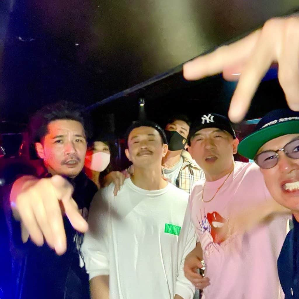 MAYUMIのインスタグラム：「@djbarwrep でDJでした🎧 ZEEBRAさん8manの誕生日お祝い兼ねていたのですが無事今年はお祝いできてよかったです😊  MCにはDJ MASTERKEYさん、ケーキを金子賢さん🎂に渡していただきました🎉  協力いただきありがとうございます🙏✨ #happybirthday  #最高な歳になりますように」