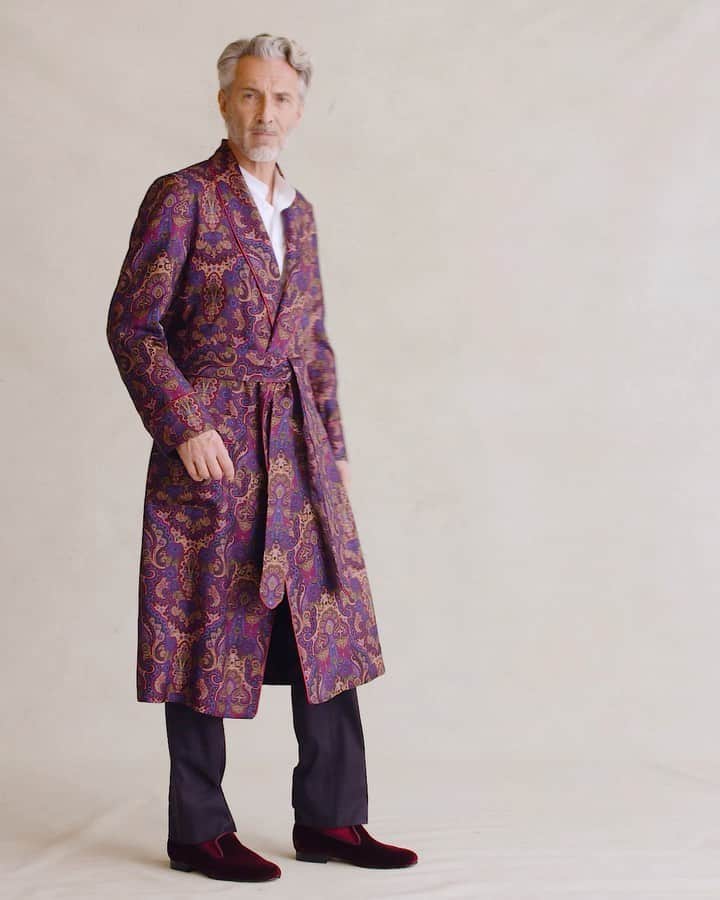 のインスタグラム：「Extravagant pink and purple paisley floats above the navy field of this unlined printed dressing gown. The reverse-printed interior features burgundy polka dots on a navy background. Made in our Jermyn Street Atelier from lightweight silk woven in Macclesfield - the heart of English silk production.⁠ ⁠ #newandlingwood」