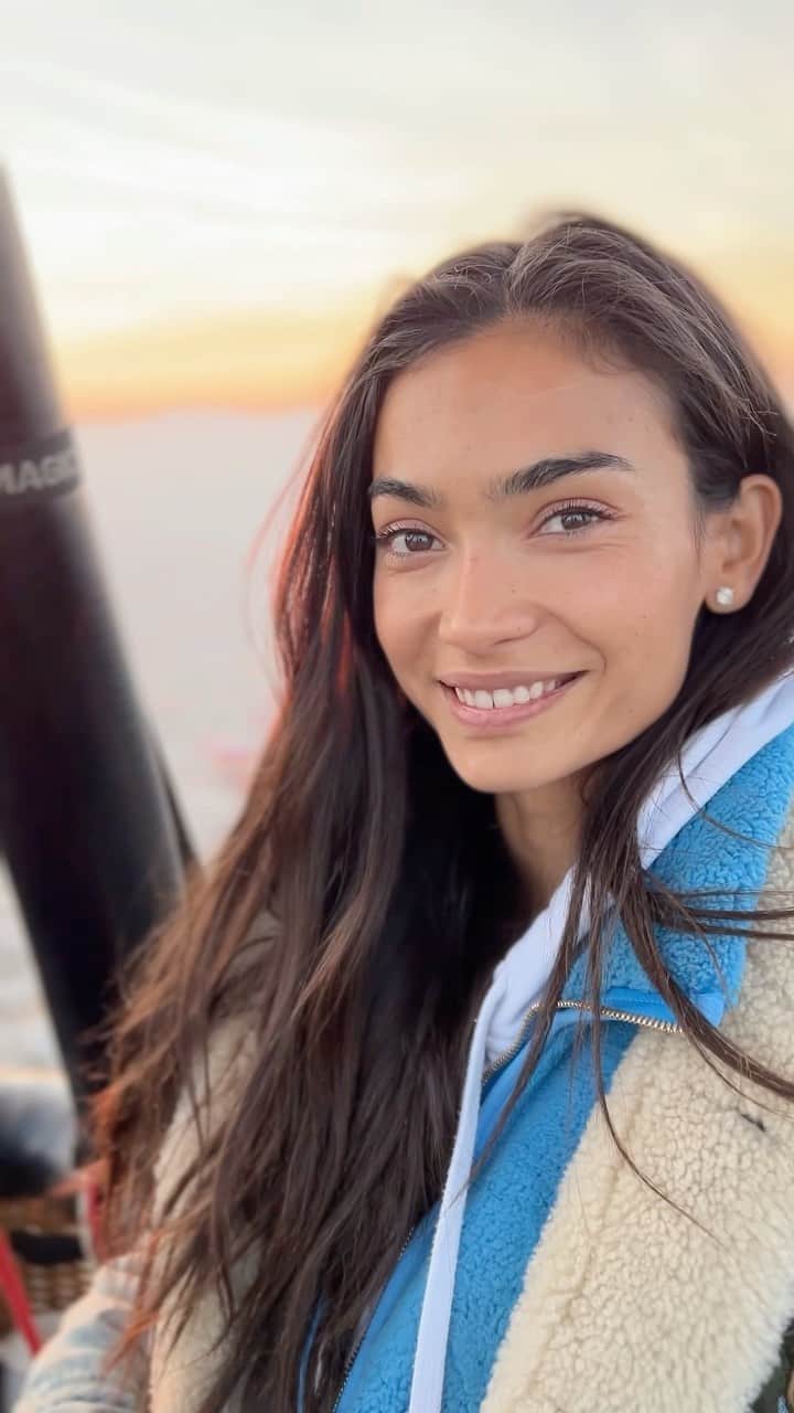 ケリー・ゲイルのインスタグラム：「hot air balloon sunrise🌄😍」