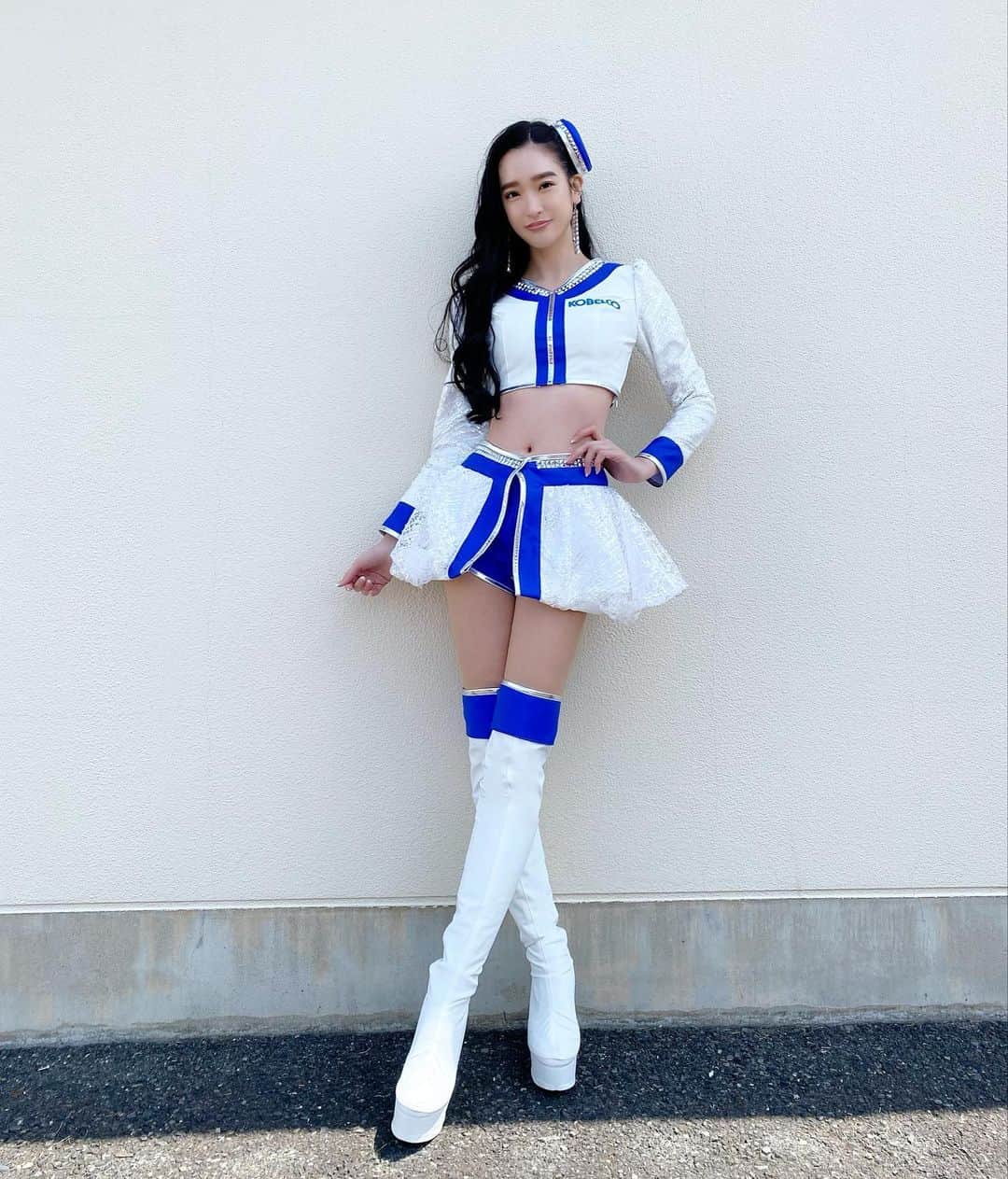 のインスタグラム：「2022 KOBELCO GIRLSコスチューム💙🤍  本日は、SUPER GT Rd,1 岡山開幕戦予選日有り難うございました✨ 39号車 DENSO KOBELCO SARD GR Supraは、2位でした🏁 明日の決勝日は2番手のフロントローからのスタートとなります👏 グリッドボードは、私が担当させていただきます✨ 優勝を目指して！明日も引き続きTGR TEAM SARDの応援宜しくお願いします✨  #supergt #supergt2022 #racequeen #rq #costume #tgrteamsard #kobelco #kobelcogirls スーパーgt #レースクイーン #コベルコガールズ #コスチューム」