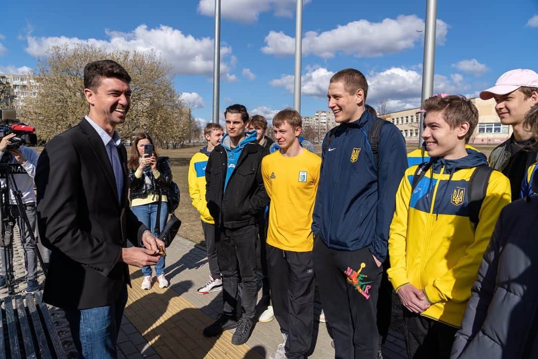 アンソニー・アービンのインスタグラム：「A moment of smile and laughter with the Ukrainian National Junior Team taking refuge in Lithuania. They will represent their country well in sport, and they will help bring peace. I was honored to listen and learn about their harrowing journey, and to express my support along with FINA, LEN, and the Lithuanian government.  @fina1908 @leneuropeanaquatics」