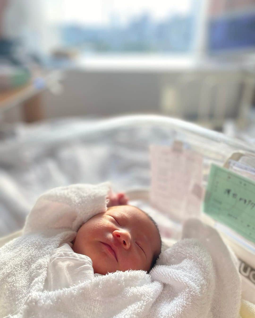 岡嶋かな多のインスタグラム：「【出産のご報告】（日本語すぐ下に続きます！） Happy to announce that we had our second son on the 9th of April. Both mom and baby are healthy, ready for new adventure! Thanks again everyone, look forward to seeing you all after this crazy times!!  おかげさまで先日、第二子を無事出産しました！ 食いしん坊な男の子です👶🏻 食欲が凄すぎて、私は早速ヘロヘロモード。。笑  妊娠中、ご配慮、お気遣い頂いた皆さま、、 本当に有難うございました！！！  久しぶりの新生児育児にバタバタしながら、 一人増えた愛しき存在に胸を弾ませています。 たくさん冒険しようね。  前回、コロナで立ち会えなかった夫も、 今回は奇跡的に立ち会うことが出来て、 あまりの号泣っぷりに笑ったけど （おかげで私は泣けなかった。笑） 家族の絆もより強くなった気が。 （その様子は是非こちらのnote、ご覧下さい🤣）  冷静な妻と、ポンコツな夫。立会い出産珍道中！ https://t.co/ZSbetfWo9E  改めて、生命って凄い！お母さんって凄い！！ 全員ハグして回りたいよ。  出産、頑張ったし、 これをエネルギーに早くまた曲書きたい！！！ 第一子同様、すぐに復帰予定です。 （厳密に言うと、もう復帰しています。。笑）  皆さま、引き続き！ どうぞ宜しくお願いします🥰  #newborn #newbornbaby  #newbornphotography #baby  #出産 #立ち会い出産 #赤ちゃん」